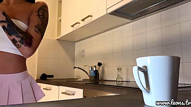 Leons TV - girl in tennis skirt action