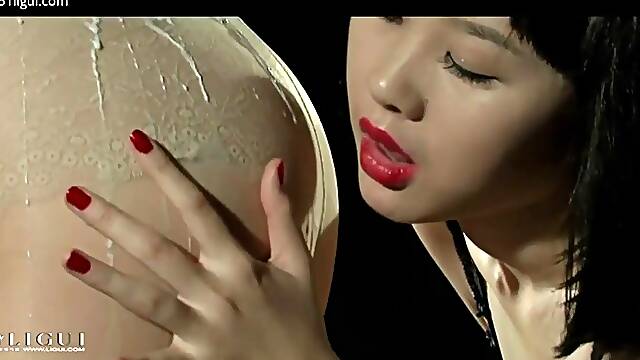 Kiss of erotic Chinese lesbian