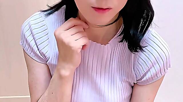 おしっこを我慢していた女装子が気持ちよさそうに放尿