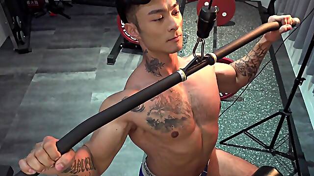 Pro Muscle Builder training at the gym, exposes his big toned and ripped physique!