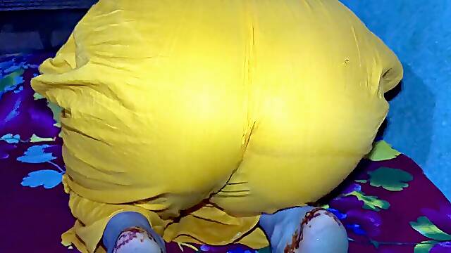 I inserted my penis into the fuckhole in the big-butted aunts ass and fucked her as I wished.