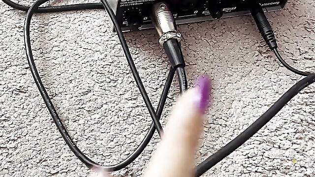 How do I connect a sound card with a microphone to my phone?