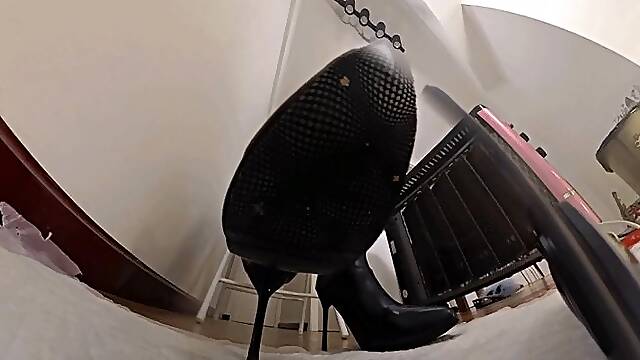 VR360 LELE boots and cotton socks dominate the dwarves