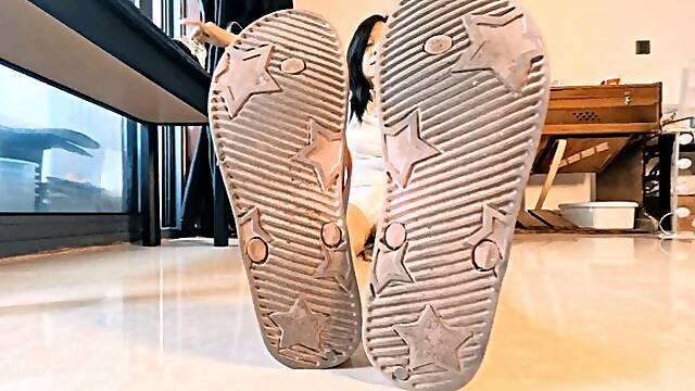 4K dirty flip-flops with smelly feet teasing