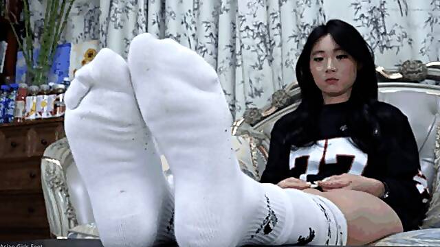 Asian girl Miliye shows off her sexy big feet1 HD