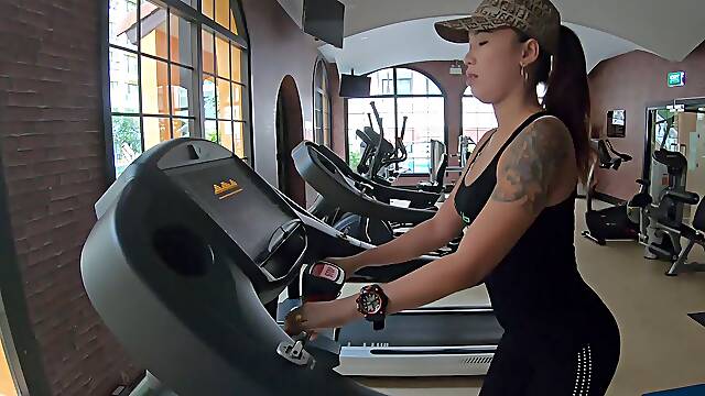 Asian amateur duo sweat it out in gym P
