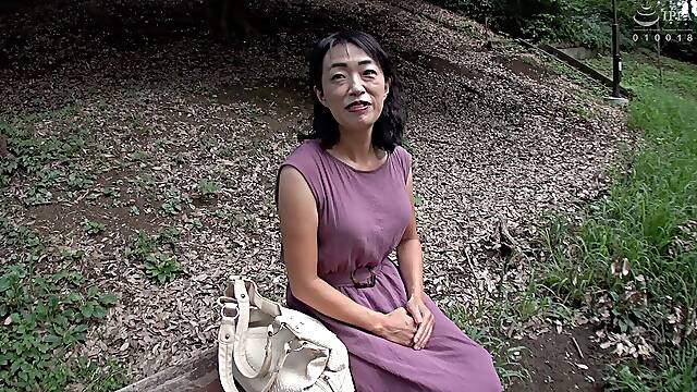 H053G04 A plain 60th birthday mature woman is a shaved pussy! An ordinary aunt makes a body with an excellent sensitivity shake