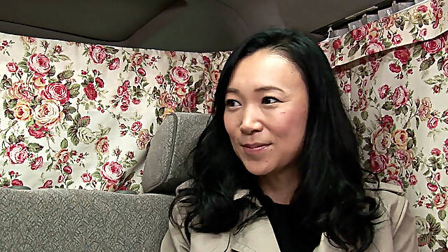 M914g08 a Beautiful Black-haired Wife with a Calm Atmosphere! the Wife of Shiroganese, Who Has Been Married for Falls