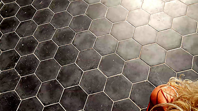 Shakira's Sunny Patio Suck-fest: Blonde Bombshell Devours and Gets Drenched